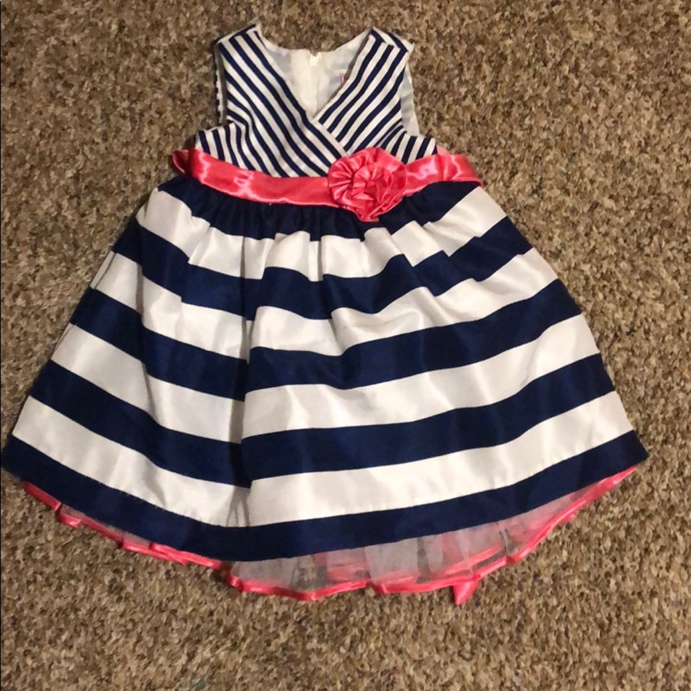 Girl dress New With tags missing the price tag 12M